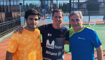 Carlos Sainz y Carlos Sainz Jr juegan al pádel con Paquito Navarro