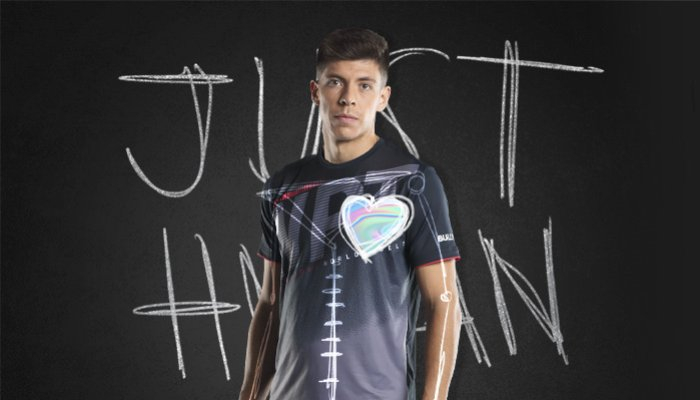 We Are Just Humans (Nous sommes juste des humains) : Juan Tello