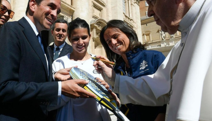 LA "PALA DE LA SOLIDARIDAD" FIRMADO POR EL PAPA FRANCISCO  EN APOYO A 500 FAMILI